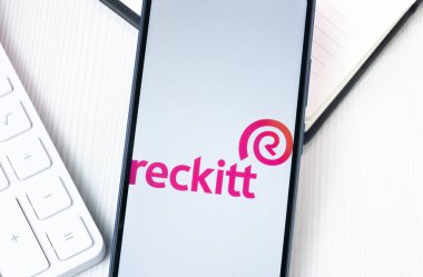 New York, ABD - 1 Ağustos 2024: Reckitt Benckiser Logosu Telefon Ekranında, Şirket Simgesi Görünümünde.