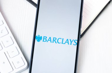 New York, ABD - 1 Ağustos 2024: Telefon Ekranında Barclays Logosu, Ekranda Şirket Simgesi.