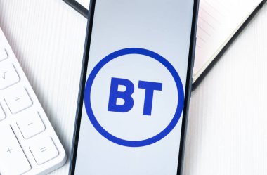 New York, ABD - 1 Ağustos 2024: Telefon Ekranında BT Grubu Logosu, Ekranda Şirket Simgesi.