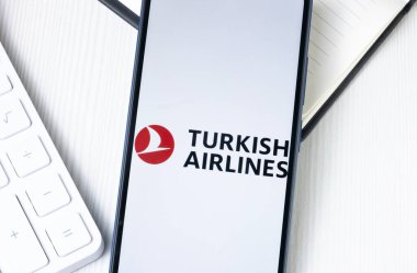 New York, ABD - 1 Ağustos 2024: Türk Havayolları Logosu Telefon Ekranında, Şirket Simgesi Ekranda.