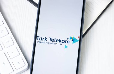 New York, ABD - 1 Ağustos 2024: Türk Telekom Logosu Telefon Ekranı, Şirket Simgesi Ekranda.