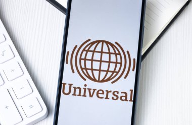 New York, ABD - 1 Ağustos 2024: Universal Corporation Logo on Phone Screen, Company Icon on Explay.