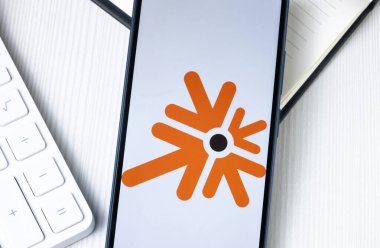 New York, ABD - 1 Ağustos 2024: İmparatorluk Markaları Logosu Telefon Ekranında, Şirket Simgesi Ekranda.