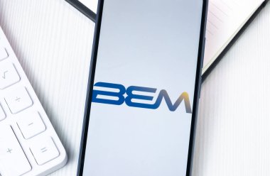 New York, ABD - 1 Ağustos 2024: Bangkok Otoyolu ve Metro BEM Logosu Telefon Ekranında, Şirket Simgesi Ekranda.