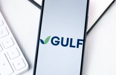 New York, ABD - 1 Ağustos 2024: Gulf Enerji Geliştirme Kamu Logosu Telefon Ekranında, Şirket Simgesi Görünümünde.