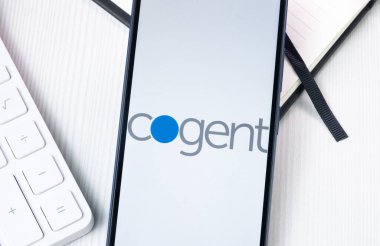 New York, ABD - 1 Ağustos 2024: Telefon ekranında Cogent Communications Logo, Ekranda Şirket Simgesi.