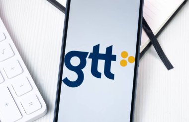 New York, ABD - 1 Ağustos 2024: Telefon Ekranında GTT İletişim Logosu, Görünümdeki Şirket Simgesi.