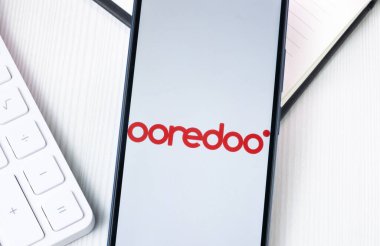 New York, ABD - 1 Ağustos 2024: Telefon Ekranında Koredoo Logosu, Ekranda Şirket Simgesi.