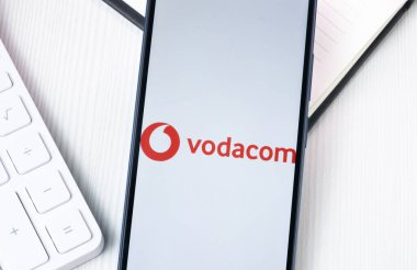 New York, ABD - 1 Ağustos 2024: Telefon Ekranında Vodacom Logosu, Görünümdeki Şirket Simgesi.