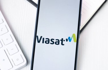 New York, ABD - 1 Ağustos 2024: Telefon Ekranında ViaSat Logosu, Ekranda Şirket Simgesi.