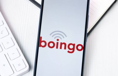 New York, ABD - 1 Ağustos 2024: Telefon Ekranında Boingo Kablosuz Logosu, Görünümdeki Şirket Simgesi.