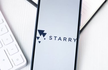 New York, ABD - 1 Ağustos 2024: Starry Group Logosu Telefon Ekranında, Şirket Simgesi Ekranda.