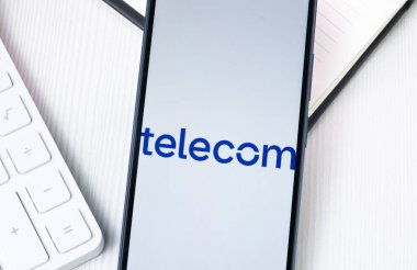 New York, ABD - 1 Ağustos 2024: Telekom Logosu Telefon Ekranında, Şirket Simgesi Ekranda.