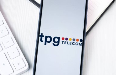 New York, ABD - 1 Ağustos 2024: TPG Telekom Logosu Telefon Ekranında, Şirket Simgesi Ekranda.