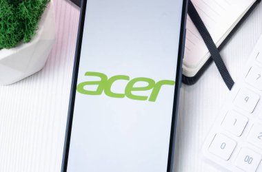 New York, ABD - 10 Ağustos 2024: Telefon Ekranında Acer Logosu, Ekranda Şirket Simgesi.