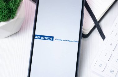 New York, ABD - 10 Ağustos 2024: Telefon Ekranında Advantech Logosu, Ekranda Şirket Simgesi.