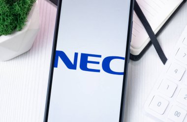 New York, ABD - 10 Ağustos 2024: Telefon Ekranında NEC Logosu, Ekranda Şirket Simgesi.