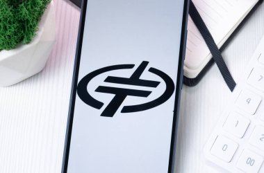 New York, ABD - 10 Ağustos 2024: Gelişmiş Mikro Üretim AMEC Logosu Telefon Ekranında, Şirket Simgesi Görünümünde.