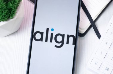 New York, ABD - 10 Ağustos 2024: Align Teknoloji Logosu Telefon Ekranında, Şirket Simgesi Ekranda.