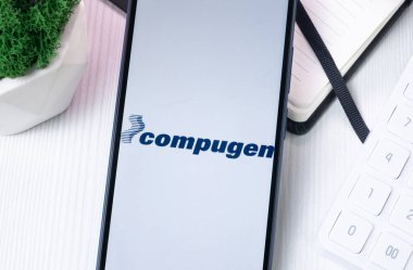 New York, ABD - 10 Ağustos 2024: Telefon Ekranında Compugen Logosu, Ekranda Şirket Simgesi.