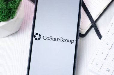 New York, ABD - 10 Ağustos 2024: CoStar Grup Logosu Telefon Ekranı, Şirket Simgesi Ekranda.