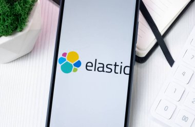 New York, ABD - 10 Ağustos 2024: Elastik Logo Telefon Ekranında, Şirket Simgesi Ekranda.