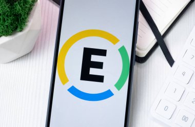 New York, ABD - 10 Ağustos 2024: Telefon Ekranındaki Logoyu Harcama, Görünürdeki Şirket Simgesi.