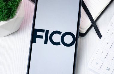 New York, ABD - 10 Ağustos 2024: FICO Fair Corporation Logo on Phone Screen, Company Icon on Explay.