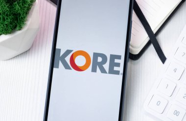 New York, ABD - 10 Ağustos 2024: Telefon Ekranında KORE Logosu, Ekranda Şirket Simgesi.
