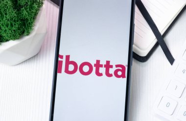 New York, ABD - 10 Ağustos 2024: Telefon Ekranında Ibotta Logosu, Ekranda Şirket Simgesi.