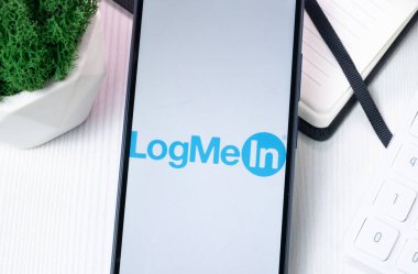 New York, ABD - 10 Ağustos 2024: LogMeIn Logo Telefon Ekranı, Şirket Simgesi Ekranda.