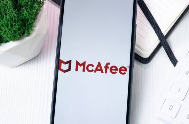 New York, ABD - 10 Ağustos 2024: Telefon Ekranında McAfee Logosu, Ekranda Şirket Simgesi.