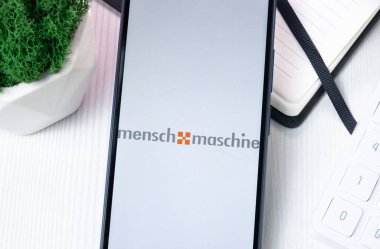 New York, ABD - 10 Ağustos 2024: Mensch und Maschine Logosu Telefon Ekranında, Şirket Simgesi Görünümünde.
