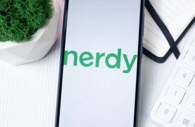 New York, ABD - 1 Ağustos 2024: İnek Logosu Telefon Ekranında, Şirket Simgesi Ekranda.