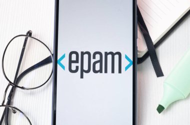 New York, ABD - 1 Ağustos 2024: EPAM Sistemleri Logosu Telefon Ekranında, Şirket Simgesi Ekranda.