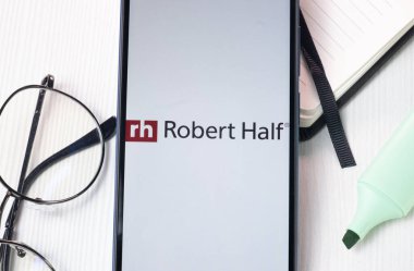 New York, ABD - 1 Ağustos 2024: Robert Half Logo Telefon Ekranında, Şirket Simgesi Ekranda.