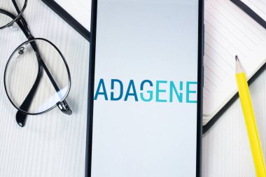 New York, ABD - 1 Ağustos 2024: Adagene Logosu Telefon Ekranında, Şirket Simgesi Ekranda.