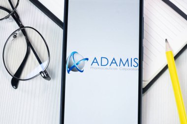 New York, ABD - 1 Ağustos 2024: Adamis Eczacılık Logosu Telefon Ekranında, Şirket Simgesi Görünümünde.