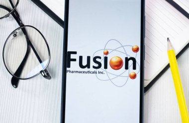 New York, ABD - 1 Ağustos 2024: Fusion Pharmaceuticals Logo on Phone Screen, Company Icon on Explay.