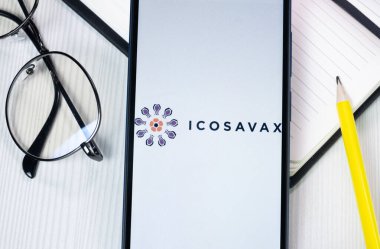 New York, ABD - 1 Ağustos 2024: Telefon Ekranında Icosavax Logosu, Ekranda Şirket Simgesi.