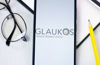 New York, ABD - 1 Ağustos 2024: Telefon Ekranında Glaukos Logosu, Ekranda Şirket Simgesi.