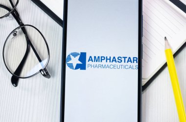 New York, ABD - 1 Ağustos 2024: Amphastar Eczacılık Logosu Telefon Ekranında, Şirket Simgesi Görünümünde.