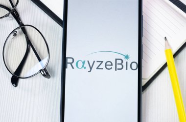 New York, ABD - 1 Ağustos 2024: RayzeBio Logosu Telefon Ekranı, Şirket Simgesi Ekranda.