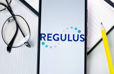 New York, ABD - 1 Ağustos 2024: Regulus Therapeutics Logo on Phone Screen, Company Icon on Explay.