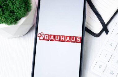 New York, ABD - 1 Ağustos 2024: Bauhaus Logosu Telefon Ekranında, Şirket Simgesi Ekranda.
