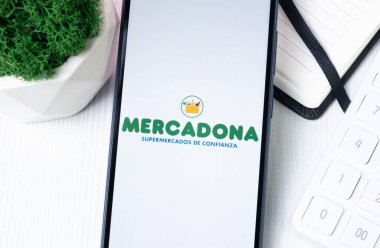 New York, ABD - 1 Ağustos 2024: Telefon Ekranında Mercadona Logosu, Ekranda Şirket Simgesi.