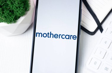 New York, ABD - 1 Ağustos 2024: Mothercare Logosu Telefon Ekranında, Şirket Simgesi Ekranda.