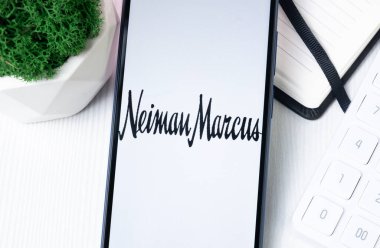 New York, ABD - 1 Ağustos 2024: Neiman Marcus Logosu Telefon Ekranı, Şirket Simgesi Ekranda.