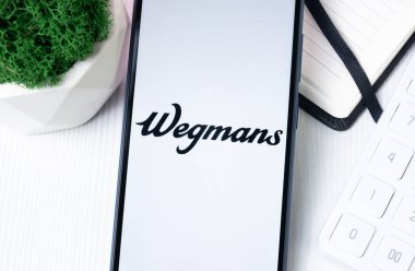 New York, ABD - 1 Ağustos 2024: Wegmans Logosu Telefon Ekranında, Şirket Simgesi Ekranda.