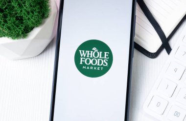 New York, ABD - 1 Ağustos 2024: Whole Foods Logosu Telefon Ekranında, Şirket Simgesi Ekranda.